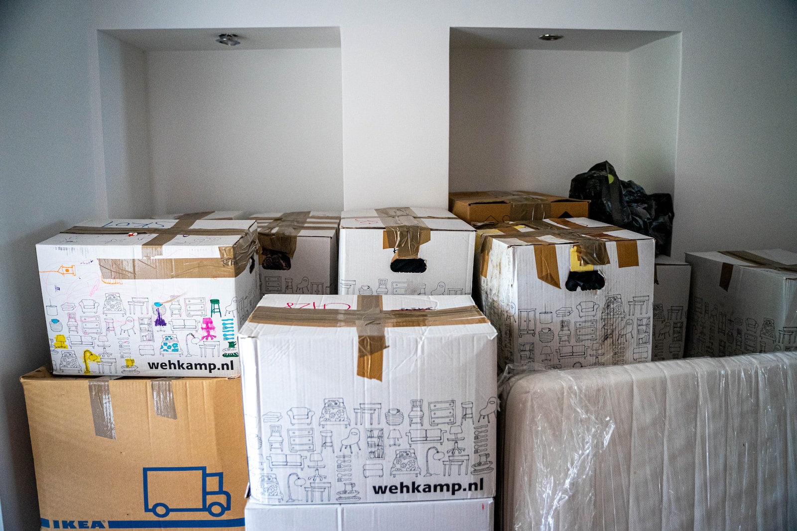 choosing an international moving company, brown cardboard boxes on brown wooden table